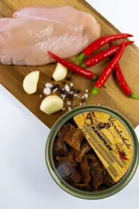 Vinnutatud liha taldrikul chilli soola ja pipraga ning kanalihaga. Vinnutuskoda kanafileega