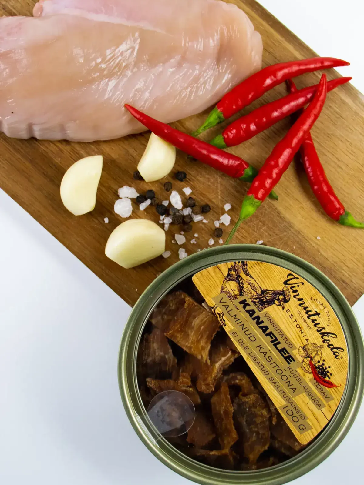 Vinnutatud liha taldrikul chilli soola ja pipraga ning kanalihaga. Vinnutuskoda kanafileega