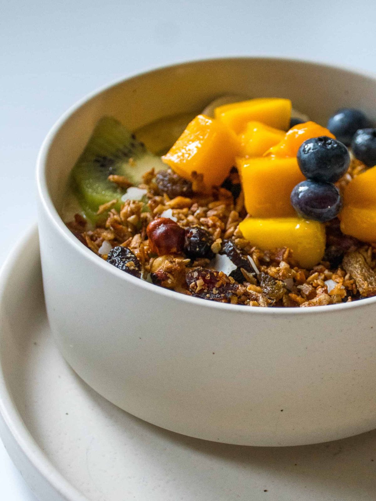 Linnupete müslid kausis marjadega