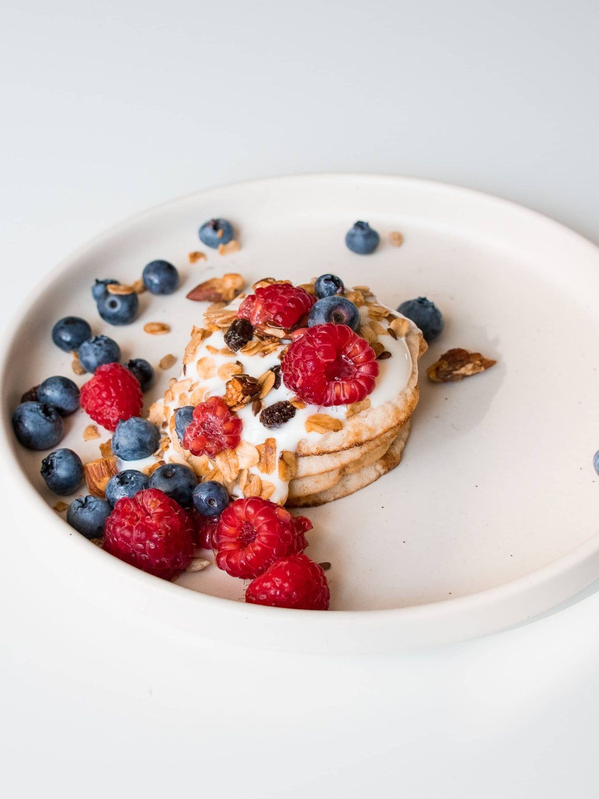 Pannkoogid müslide ja marjadega