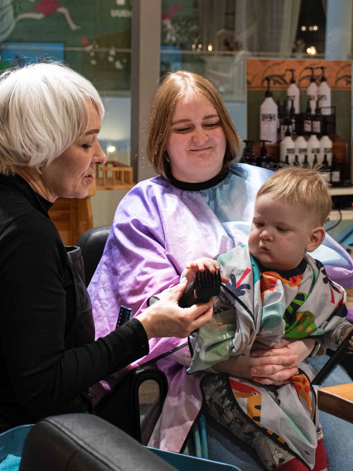 Juuksiku klient lapse ja töötajaga